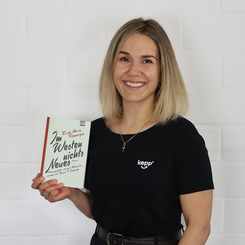 Porträt von Alina Mykhalova mit einem Buch in der Hand