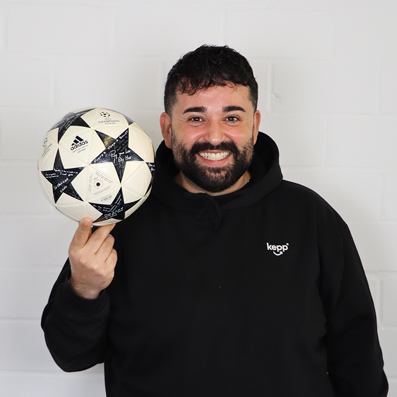 Porträt von Michele Aurelio mit einem Fußball in der Hand
