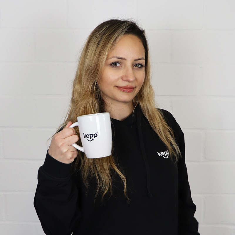 Porträt von Sherfe Aktug mit einer Kaffeetasse in der Hand