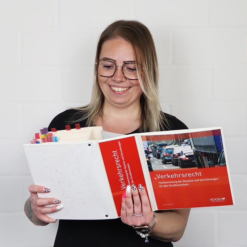 Porträt von Pia Pahl mit einem Lehrbuch in der Hand