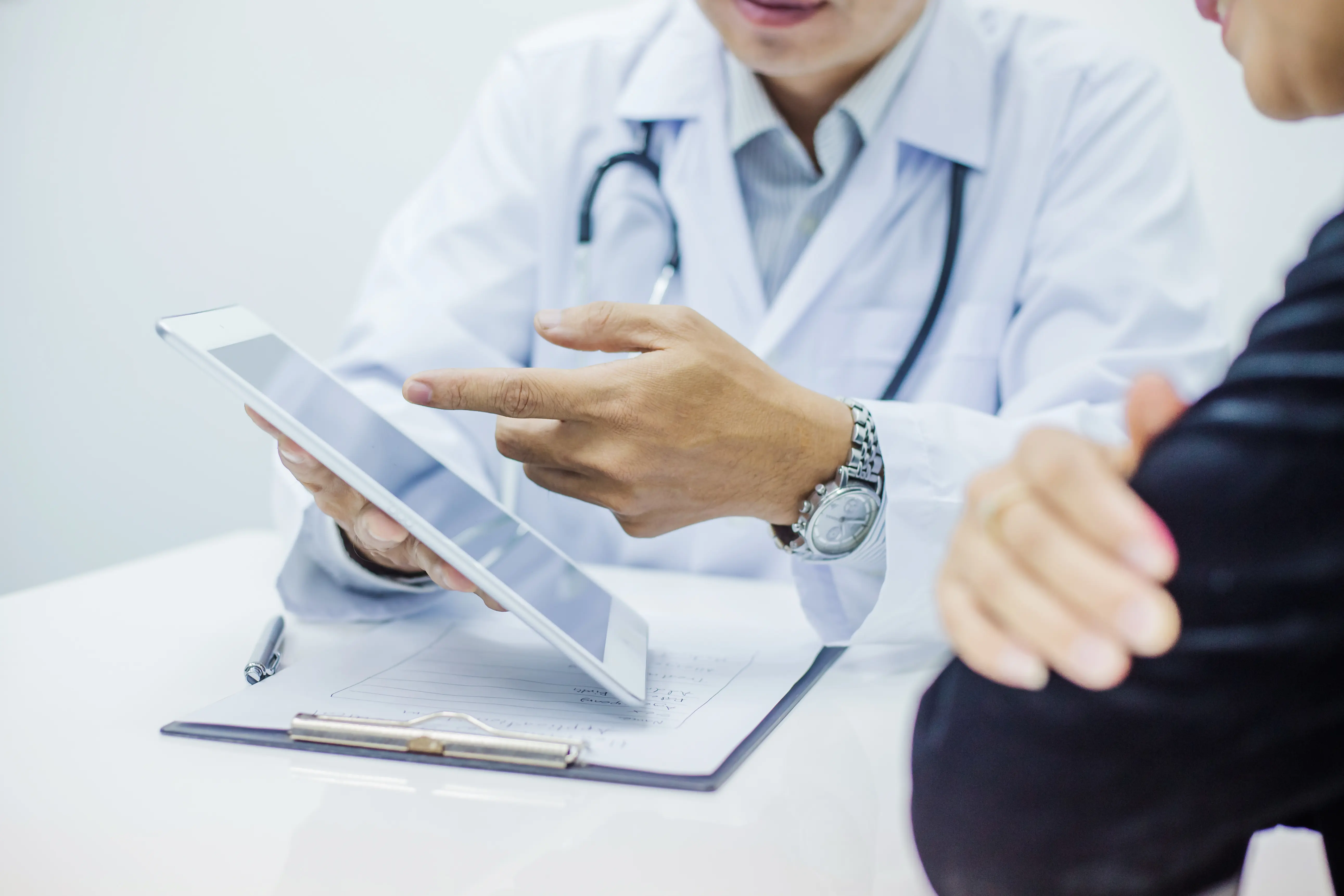 Clinician discussing CJR-X with joint replacement while looking at the Force Therapeutics app