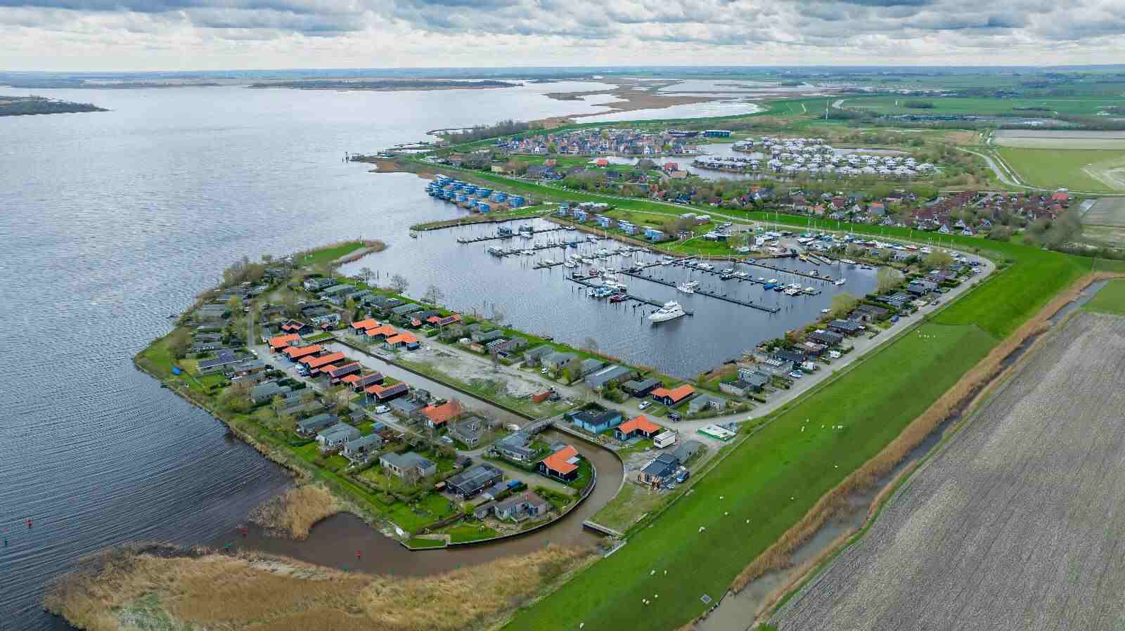 Vakantiehuisjes Arrangie Friesland bij de jachthaven Lauwersmeer en aan het water van het Lauwersmeer