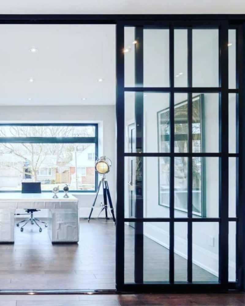 Schwarze Loft-Schiebetür aus Glas als elegante Raumtrennung