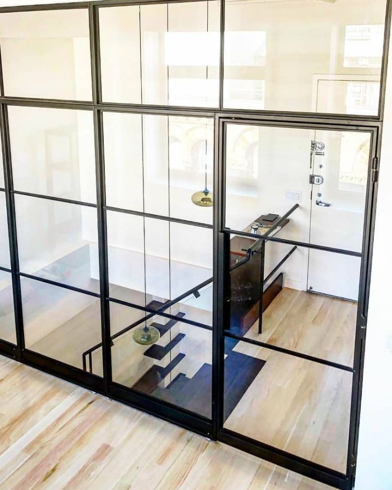 Lofttür mit schwarzem Stahlrahmen und Glas als maßgefertigte Trennwand