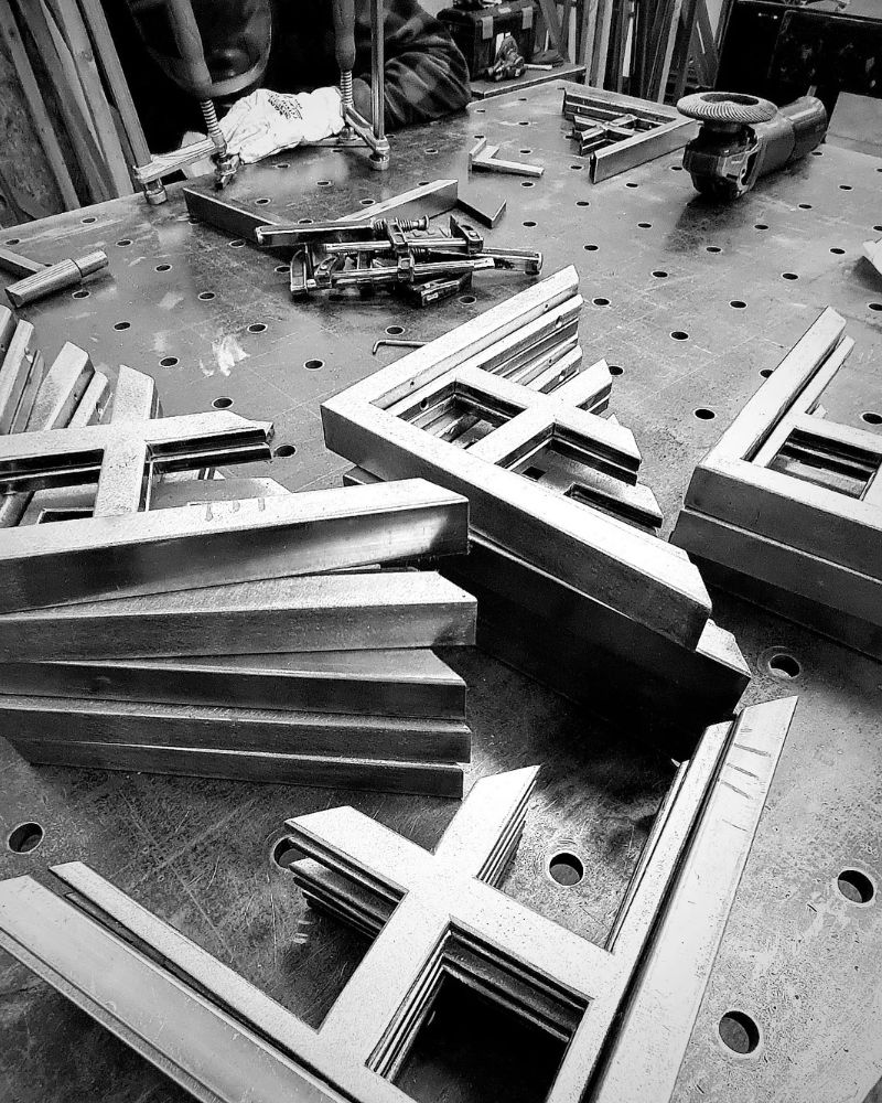 Schweißarbeit an Stahlprofilen in der Werkstatt
