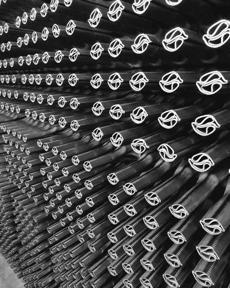 Gestapelte Stahlprofile in industrieller Anordnung