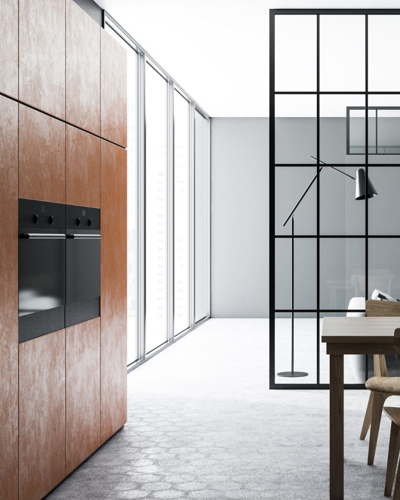 Moderne Küche mit integrierten Holzfronten und eleganter Lofttrennwand aus schwarzem Stahl
