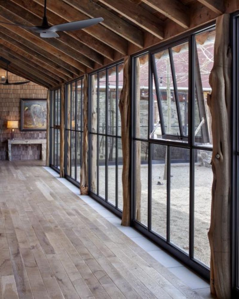 Wintergarten mit großflächigen Loftfenstern und schwarzen Stahlrahmen