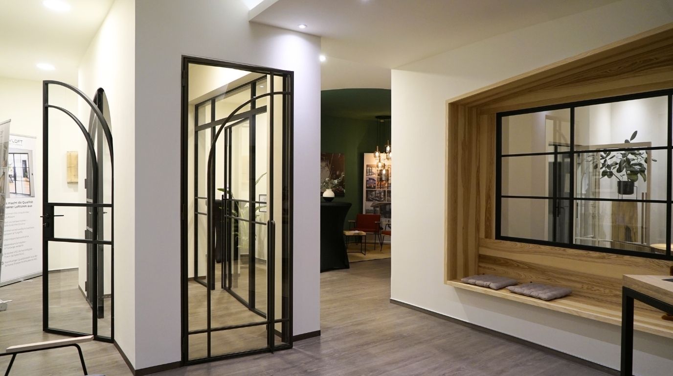 Stahl‑Glas‑Lofttür in moderner Wohnung, perfekt an DIN‑Maße angepasste Türöffnung