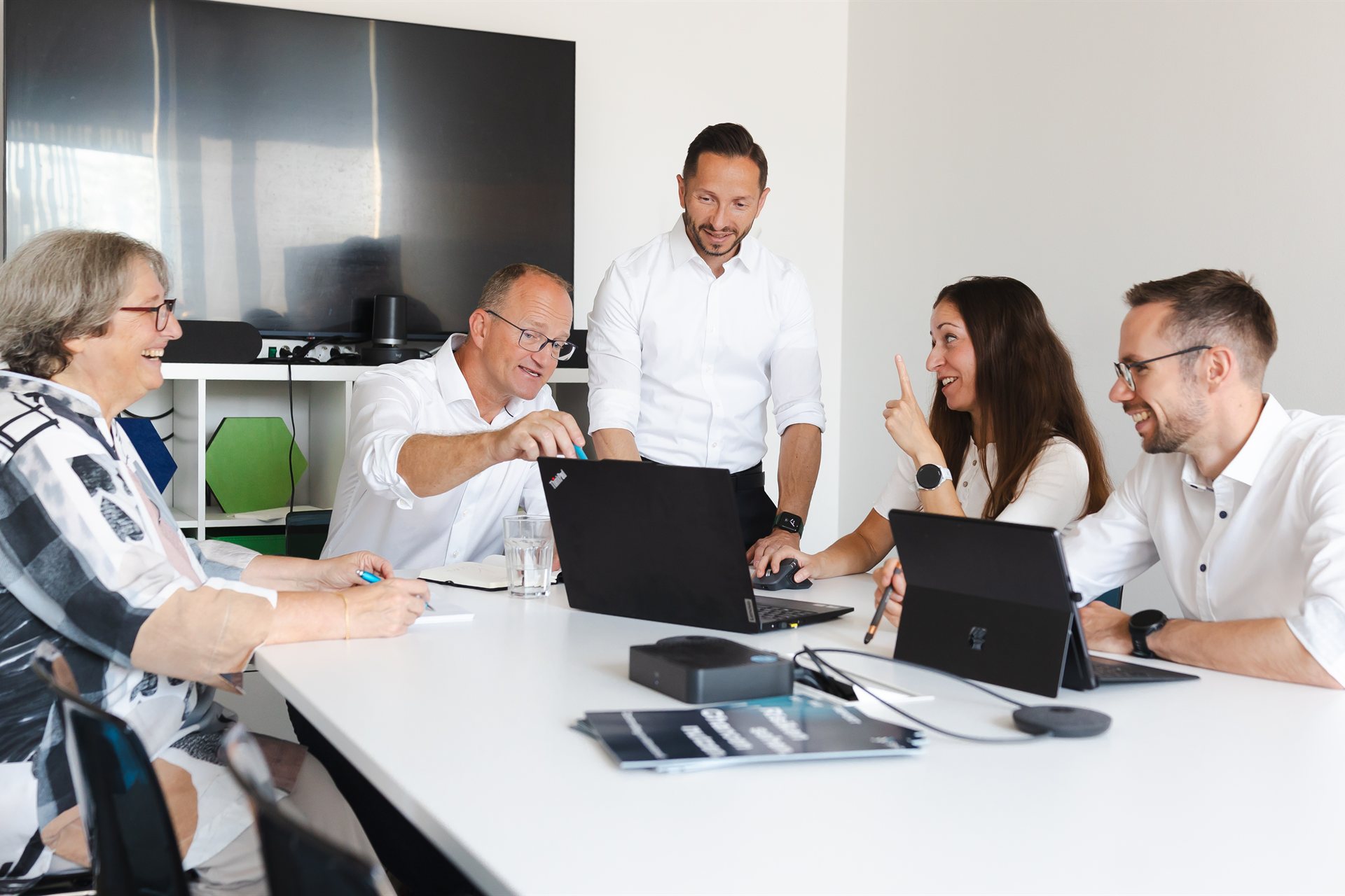 Controlling as a Service bietet Unternehmen die Möglichkeit, ihre Geschäftsprozesse zu optimieren und dadurch ihre betriebliche Effizienz zu steigern. SnC Solution aus München bei der Arbeit im Büro