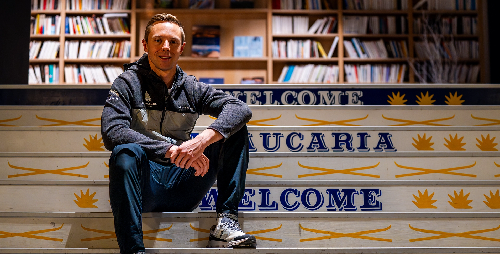 Lucas Defayet assis sur les marches du hall de l'hôtel Araucaria