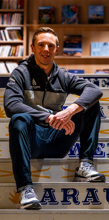 Lucas Defayet assis sur les marches du hall de l'hôtel Araucaria