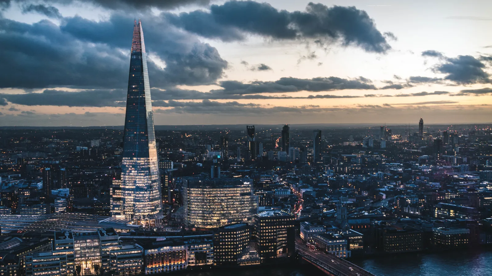 The Shard in London in der Dämmerung.