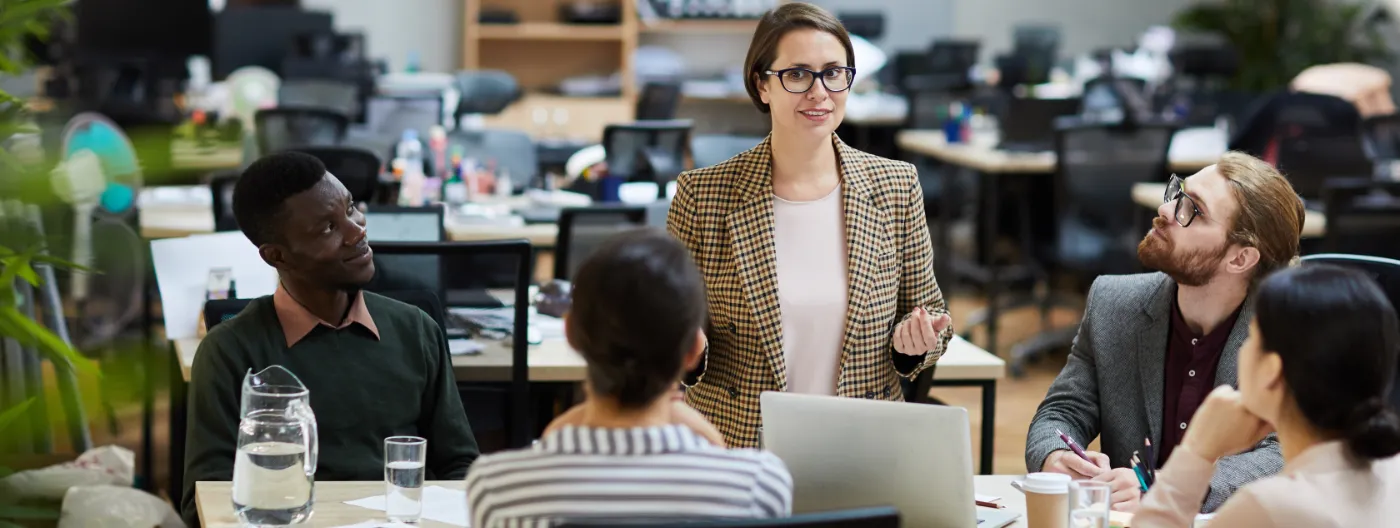 Ein Software-Team, das ein Kaizen-Event zur Prozessoptimierung organisiert. 