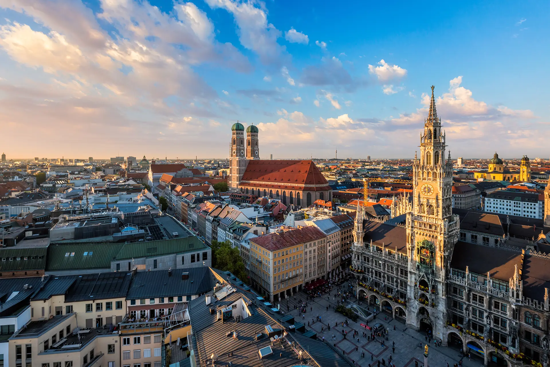 Luftaufnahme von Dom, Innenstadt und Frauenkirche in München, Deutschland