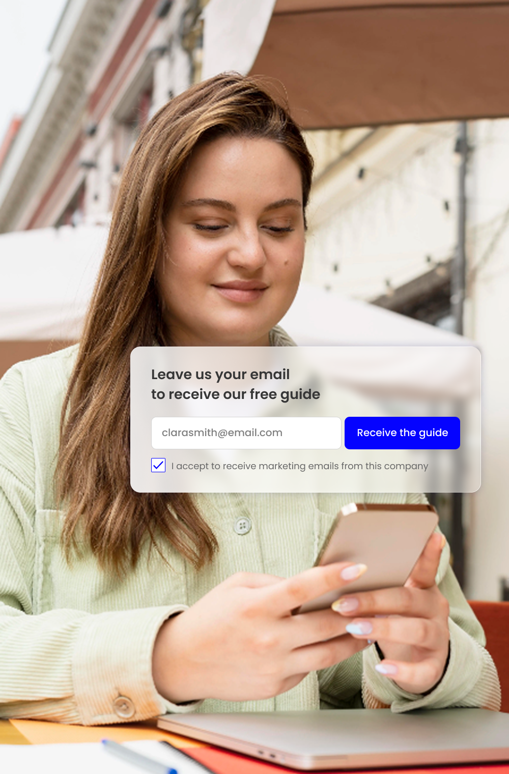 A woman consults a site on her cell phone. She fills in a form and leaves her email address.