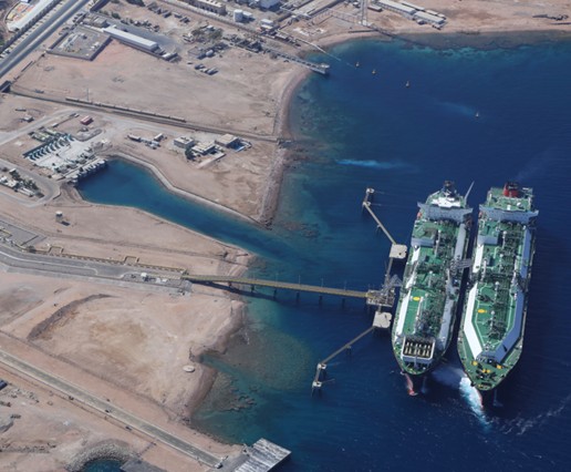 Los ministros de Energía jordano y egipcio visitan la terminal de GNL de Aqaba.