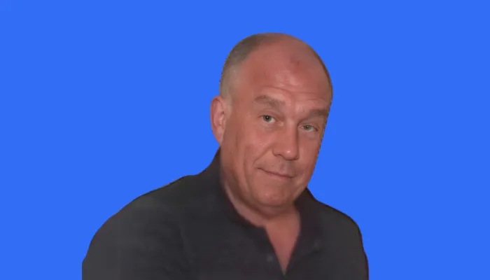 Homme col roulé consultant IA