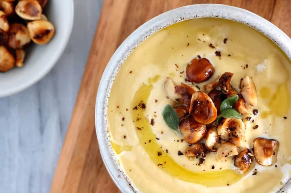 R10 Douce et réconfortante : le velouté de panais aux noisettes grillées