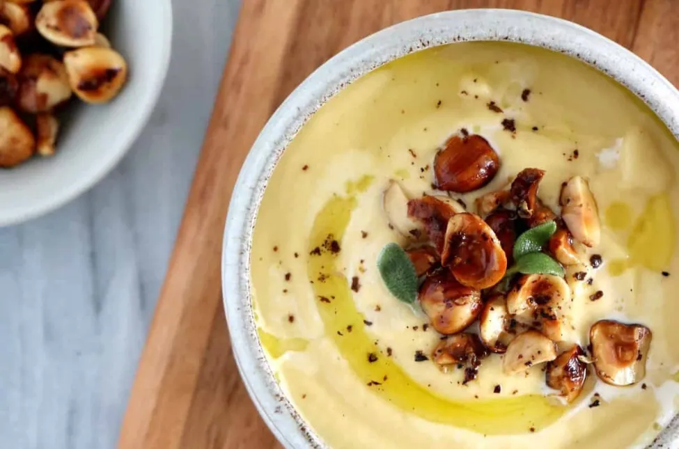 R10 Douce et réconfortante : le velouté de panais aux noisettes grillées