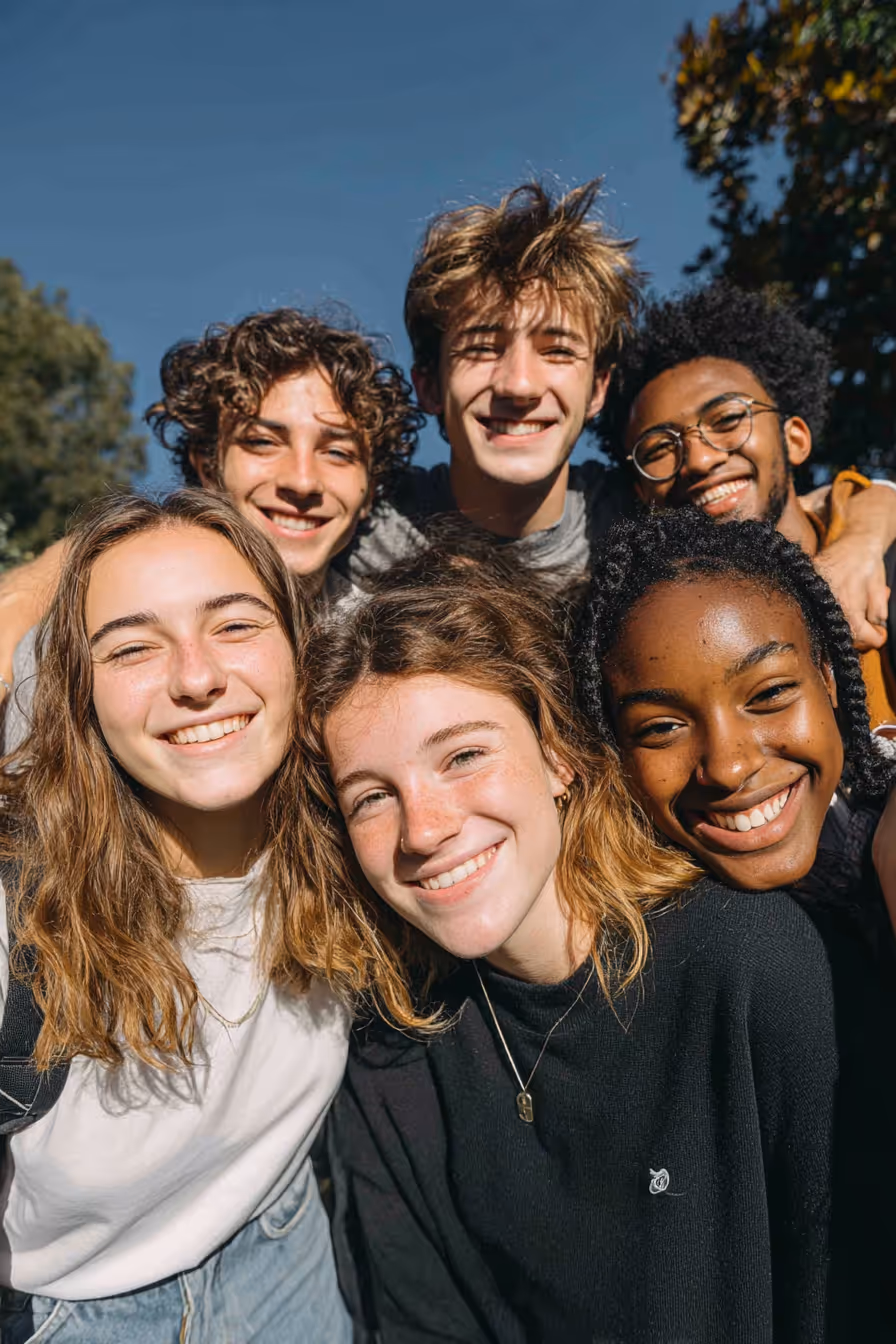 Groupe de jeunes étudiants souriants, illustrant l’énergie positive et l’accompagnement Doing Good pour trouver sa voie
