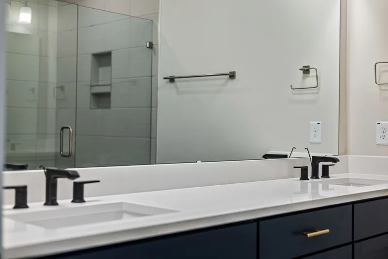kupatilo za dvoje dupli lavabo nameštaj po meri simetrično FORMAT