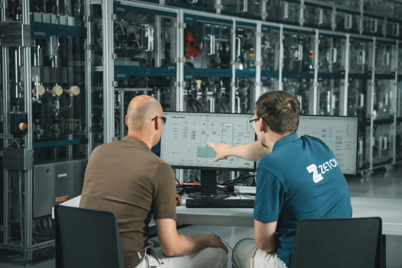 Two colleagues discussing the optimal flow - ContiUnity by Zeton