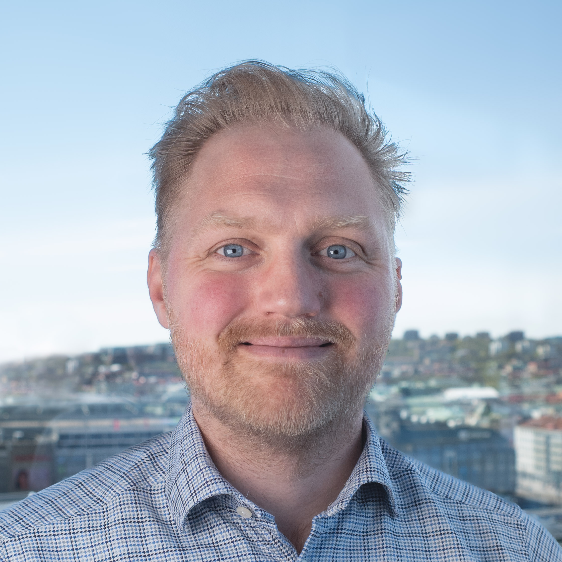 Profilbild på Henrik Lövetoft med Göteborg i bakgrunden