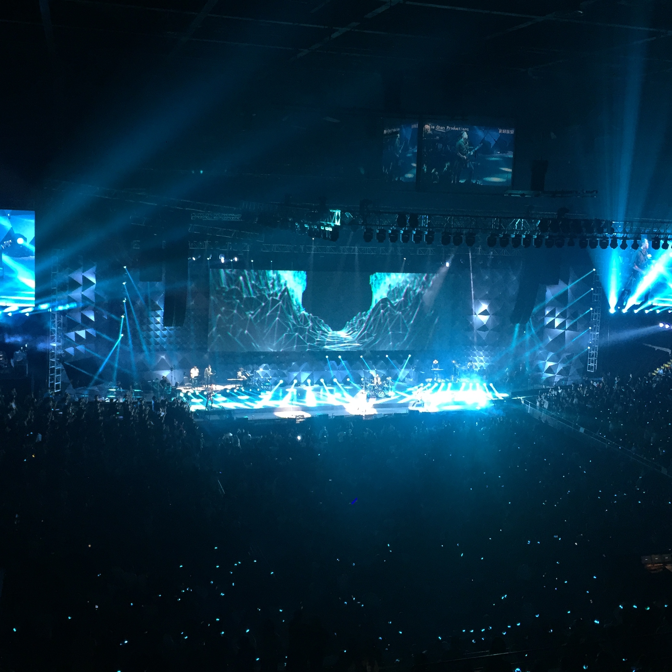 Sumi is enjoying the music show