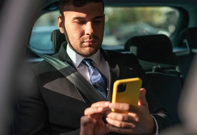 чоловік в таксі 305