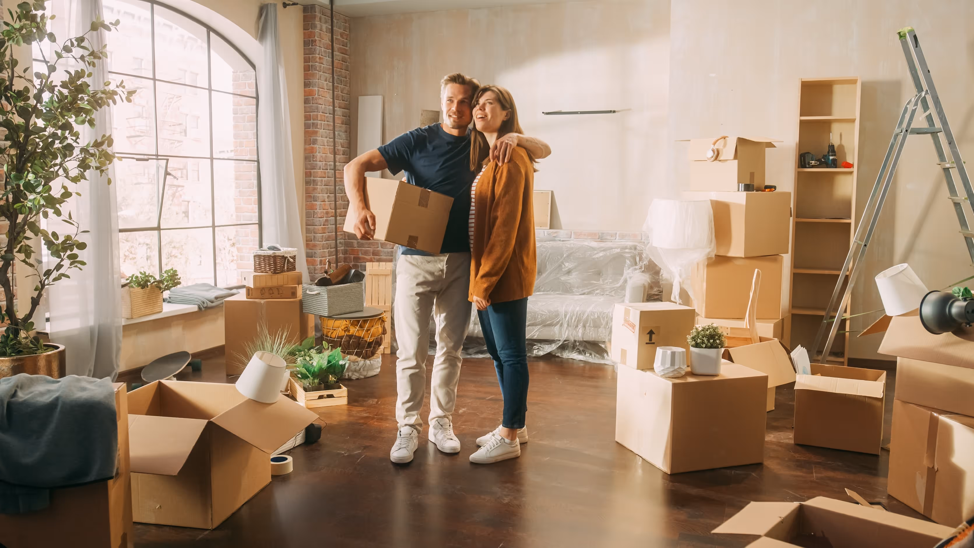 couple en préparation de déménager suite à l'avis de valeur de l'agent local