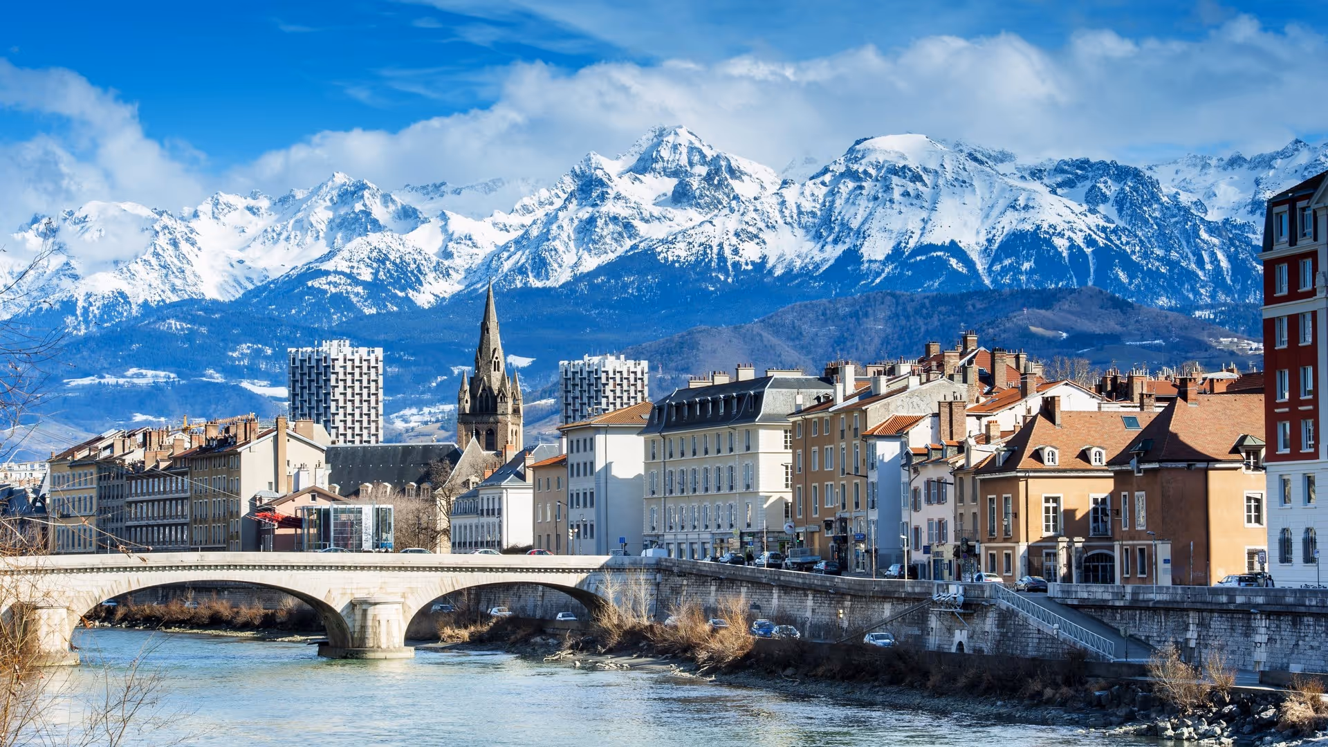 photo de la chaine de belledone depuis les quais sur Grenoble