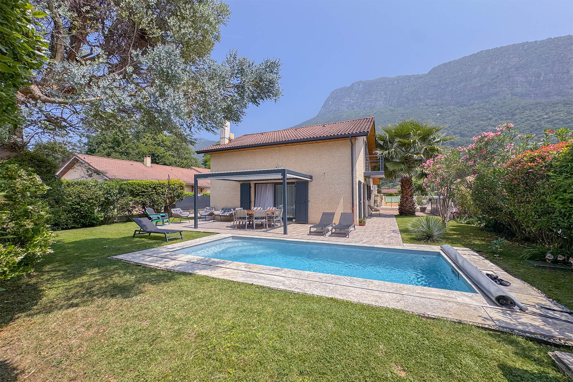 Maison avec piscine vendue au Fontanil-Cornillon par David Regnery Immobilier, vue sur le Vercors