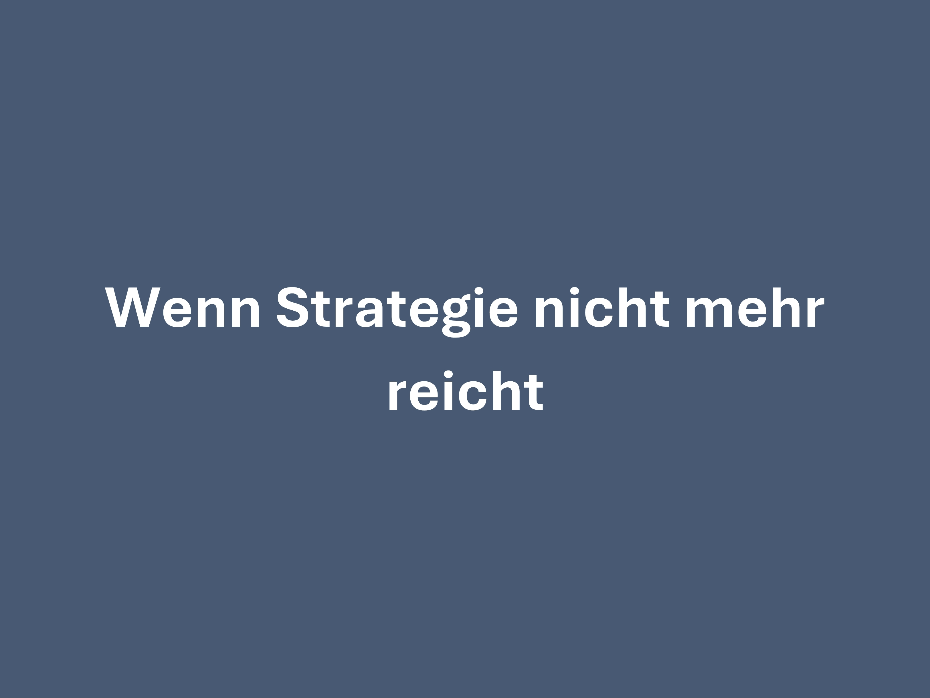 Weisses Bild mit schwarzem Text in der Mitte: Führung vor Strategie in schwierigen Phasen