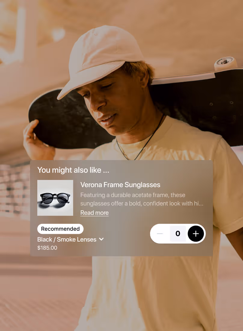 Un homme vêtu d'une tenue de couleur crème et d'une casquette blanche tient un skateboard sur ses épaules tout en baissant les yeux pensivement. Une superposition de commerce électronique suggère : « Vous aimerez peut-être aussi les lunettes de soleil Verona Frame » au prix de 185$, avec une image de teintes noires élégantes et des options de personnalisation pour la couleur et la quantité des verres.
