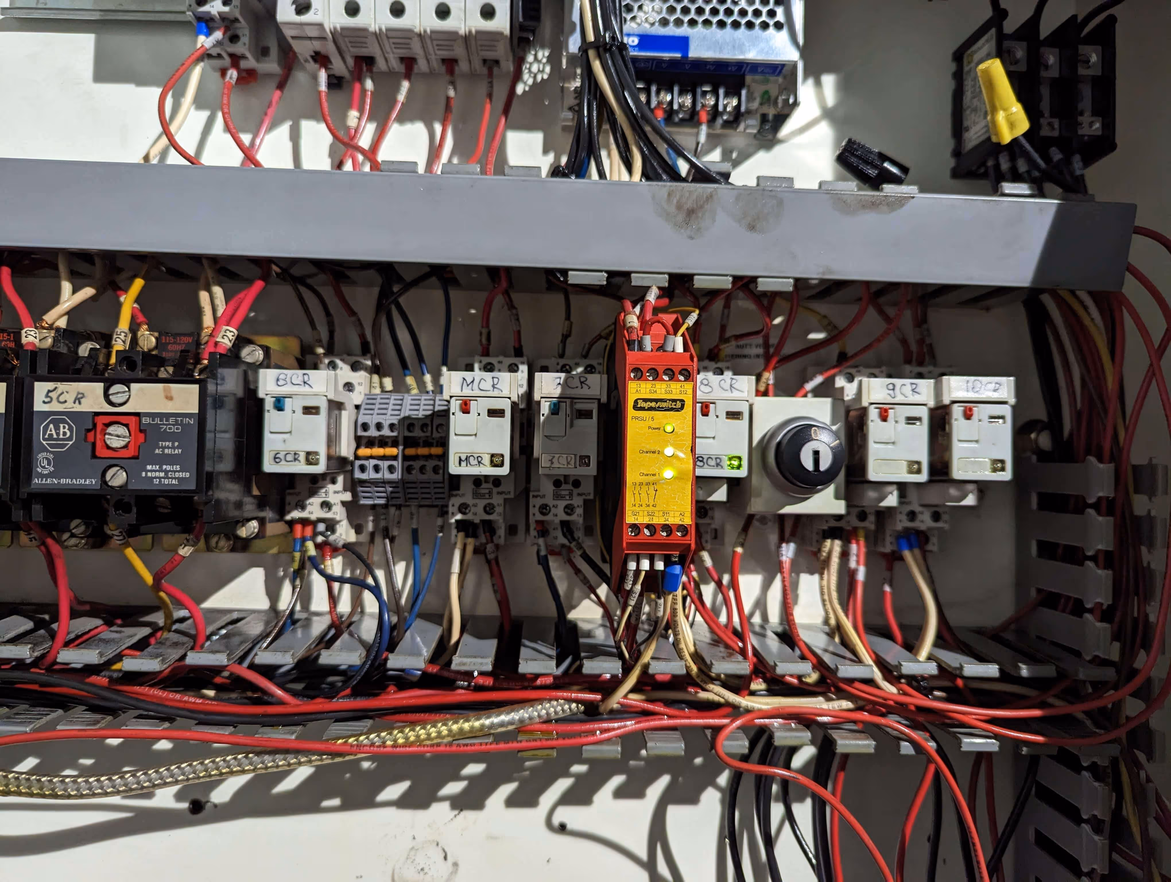 Foto de un controlador analógico conectado a muchos cables