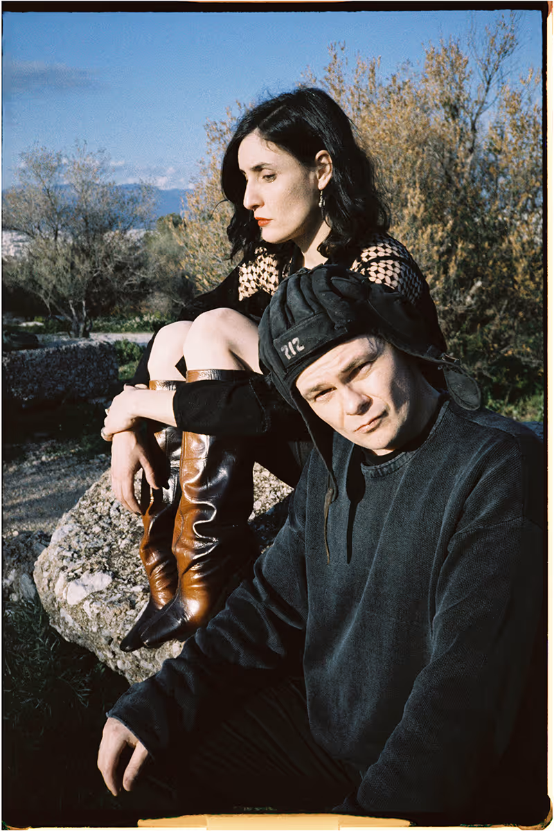 LEBANON HANOVERのLarissa Iceglass (Vo/G)とWilliam Maybelline (Vo/B/Syn)