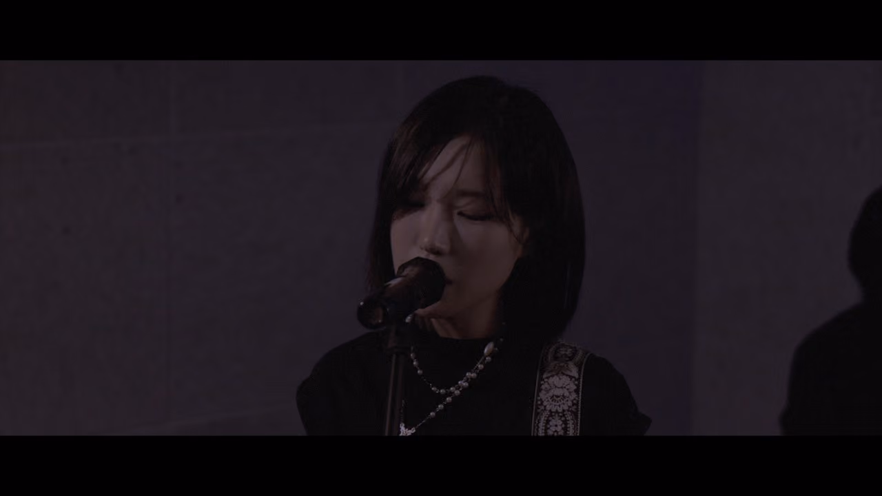 Wednesday、ビリー・アイリッシュ“WILDFLOWER”をシューゲイズで再解釈──パフォーマンス映像を公開