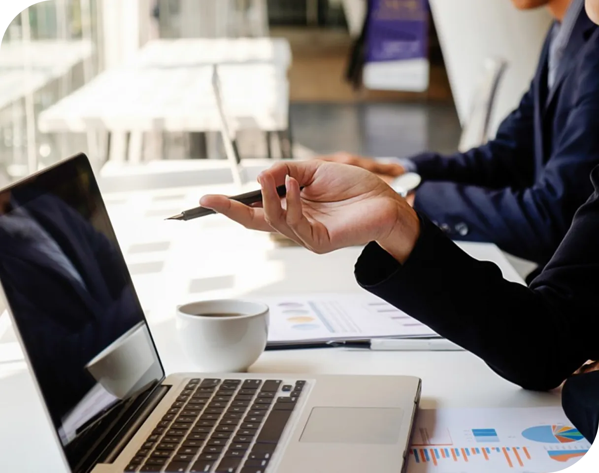Beratungsgespräch zweier Geschäftsleute am Laptop – Performance Marketing und Social Advertising für B2B