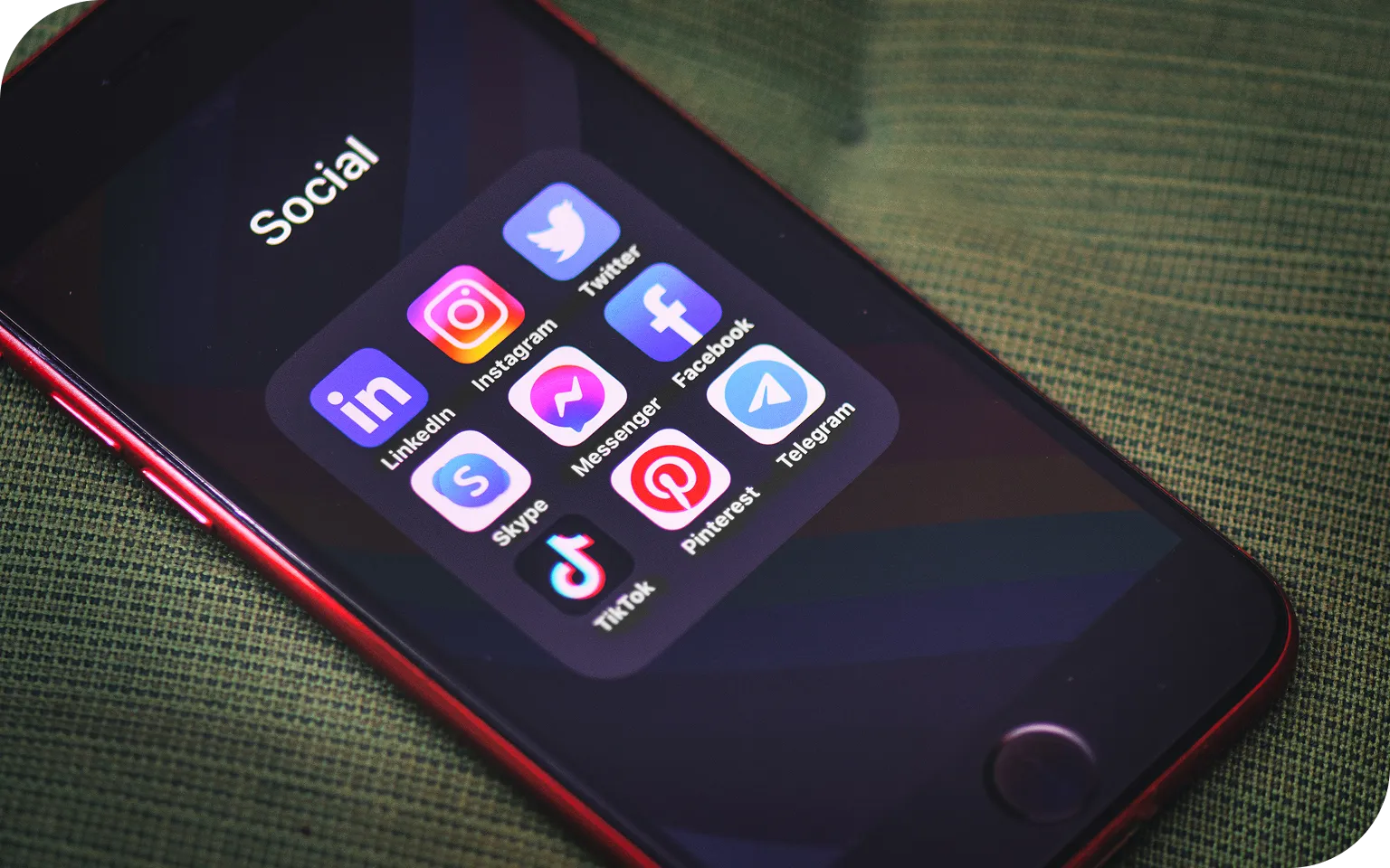 Smartphone mit Social-Media-Apps wie LinkedIn, Instagram und Facebook – Kanäle für die B2B-Leadgenerierung