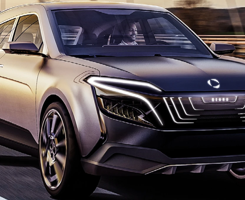 Vorderansicht eines modernen schwarzen Autos mit markanten LED-Scheinwerfern und einem lächelnden Fahrer im Inneren.