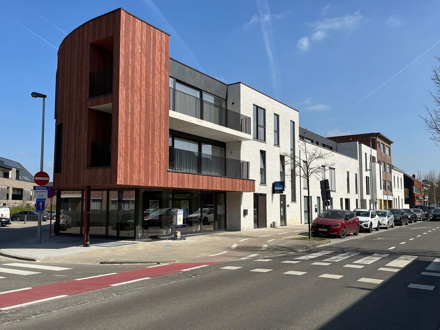 Bouwen van een BEN-nieuwbouwproject (E-peil <20) bestaande uit 13 appartementen + 1 privéwoning + 1 landschapskantoor en ondergrondse parkeerplaatsen. Het gebouw wordt uitgerust met een geothermische warmtepomp, zonnepanelen, ventilatiesysteem type D, groen dak.