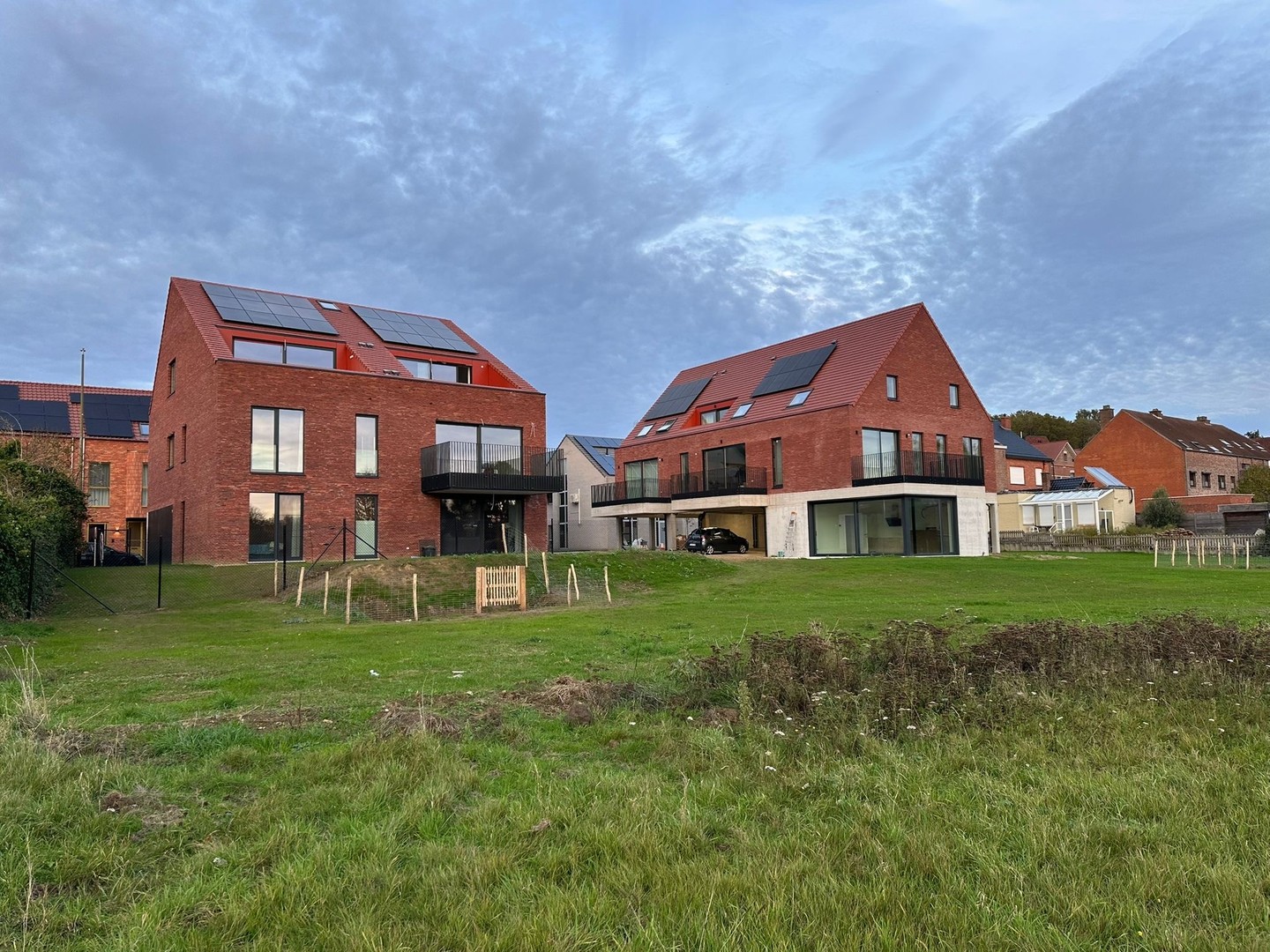 Afbraak van een oude hoeve en het bouwen van een duurzaam, kwaliteitsvol nieuwbouwproject bestaande uit BEN-appartementen met een grote gemeenschappelijke tuin, uitgerust met een geothermische warmtepomp, zonnepanelen, ventilatiesysteem type D.