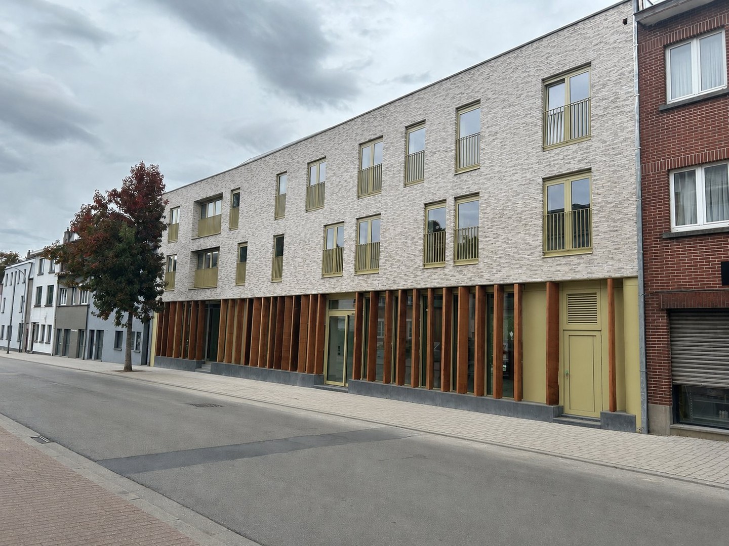 Afbraak van de oude, bestaande gebouwen en nieuwbouw van het dienstencentrum voor het OCMW op de gelijkvloerse verdieping (= een polyvalente zaal met verstelbare wanden voor maaltijden (Resto & Co, Lunch & Co…), diverse activiteiten en opleidingen; een computer corner toegankelijk voor het publiek; het Huis van het Kind; een verzorgingslokaal; een keuken; een bar met toegang tot het terras; twee kantoren voor administratieve medewerkers; douches en sanitair) en 8 appartementen op de 1e & 2e verdieping (= 4 grote met 3 slaapkamers en vier kleinere met 1 slaapkamer. Zij zijn in de eerste plaats bedoeld als noodwoningen en voor vluchtelingen (LOI: Lokaal Opvang Initiatief)).
Het gebouw wordt op palen van 50 cm gebouwd als bescherming voor mogelijke overstromingen. Er is een puntdak, voorzien van zonnepanelen. Een warmtepomp zorgt voor de verwarming. De Hoeve zal uitgerust zijn met een elektrische lift + een toegang voor mindervaliden. Ook een inbraakalarm zal worden geïnstalleerd.