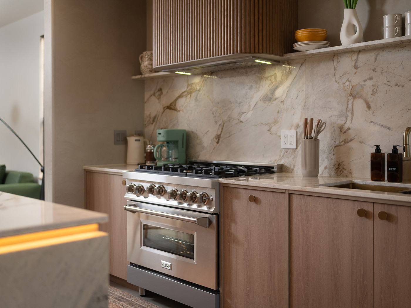 Warm contemporary kitchen with quartzite backsplash and oak cabinets
