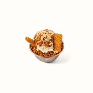 Bingsu coréen au spéculoos de Chikin Bang, dessert glacé avec chantilly, éclats de biscuits et sirop gourmand.