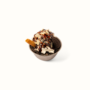Bingsu coréen à l’Oreo du restaurant Chikin Bang, dessert glacé avec chantilly, sauce chocolat et éclats de biscuits.