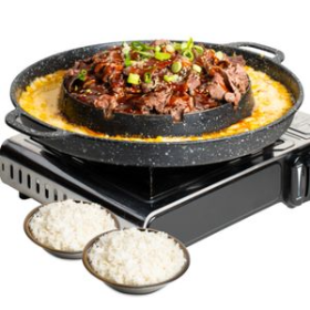 Bulgogi BBQ du restaurant Chikin Bang, plat coréen traditionnel à base de bœuf mariné, légumes frais et cuisson sur plaque.