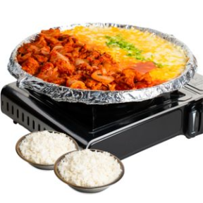 Dakgalbang du restaurant Chikin Bang, plat coréen au poulet mariné et fromage fondant, servi chaud sur plaque.