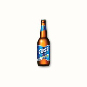 Bière Cass 33 cl servie au restaurant Chikin Bang, bière coréenne légère et rafraîchissante idéale avec du poulet frit.